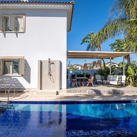 Phaedrus Living: Luxury Oceania Willa Ajia Napa